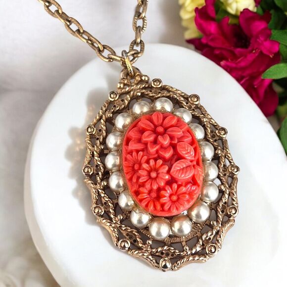 Vintage 1960s Sarah Coventry Floral Cameo Necklace Faux Pearl Gold Tone - 7U - Picture 2 of 5